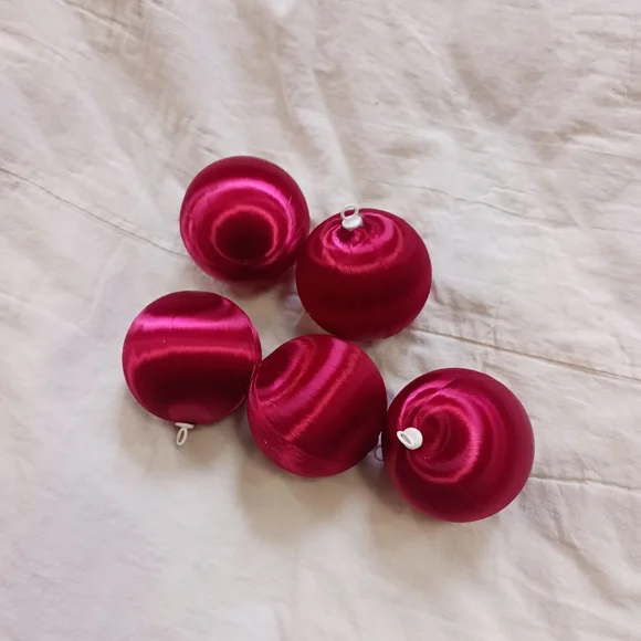 Vintage Lot Of 19 Red Christmas Ornaments Satin Spun Balls Holiday Christmas - Picture 5 of 10